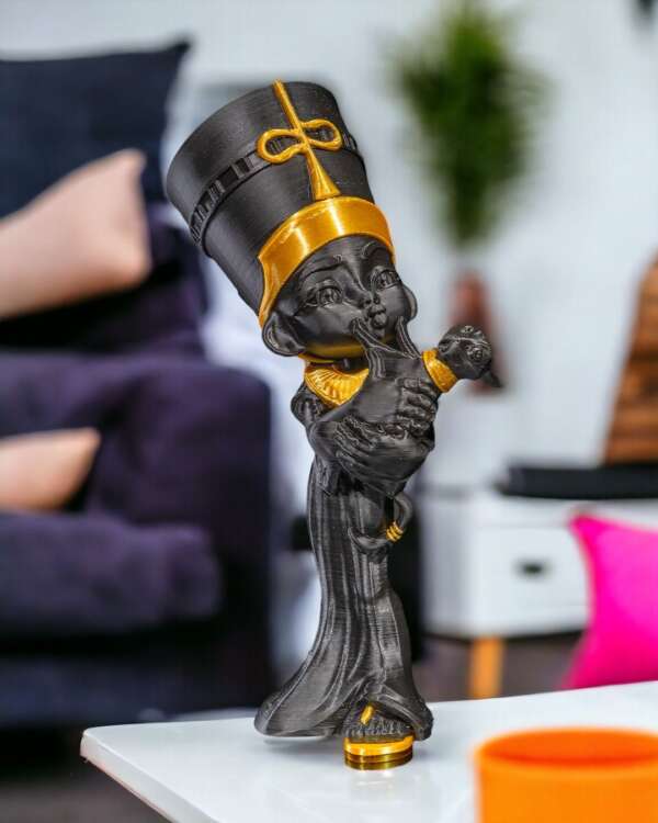 Figurina Nefertiti ținând în brate o pisică - imagine 2