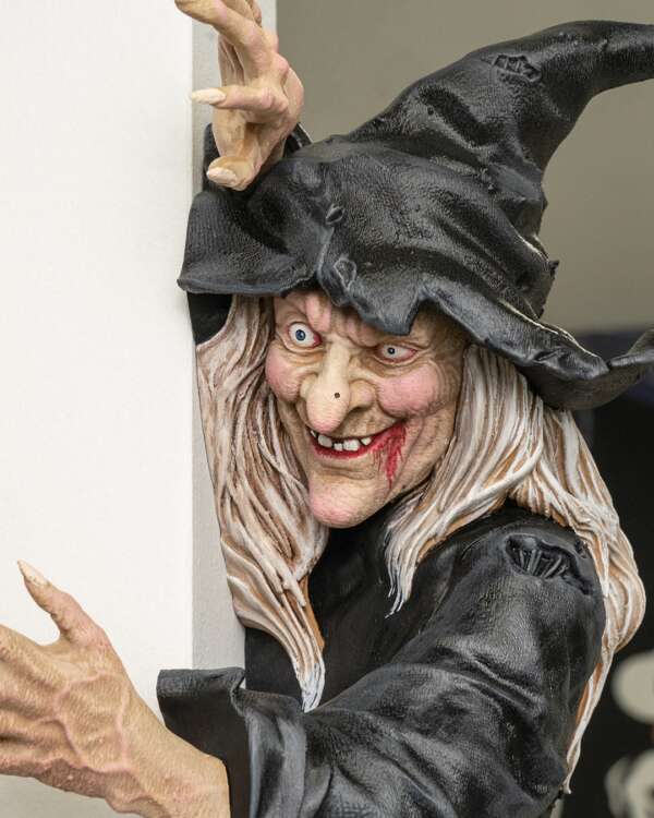 Sneaky Witch - imagine 4